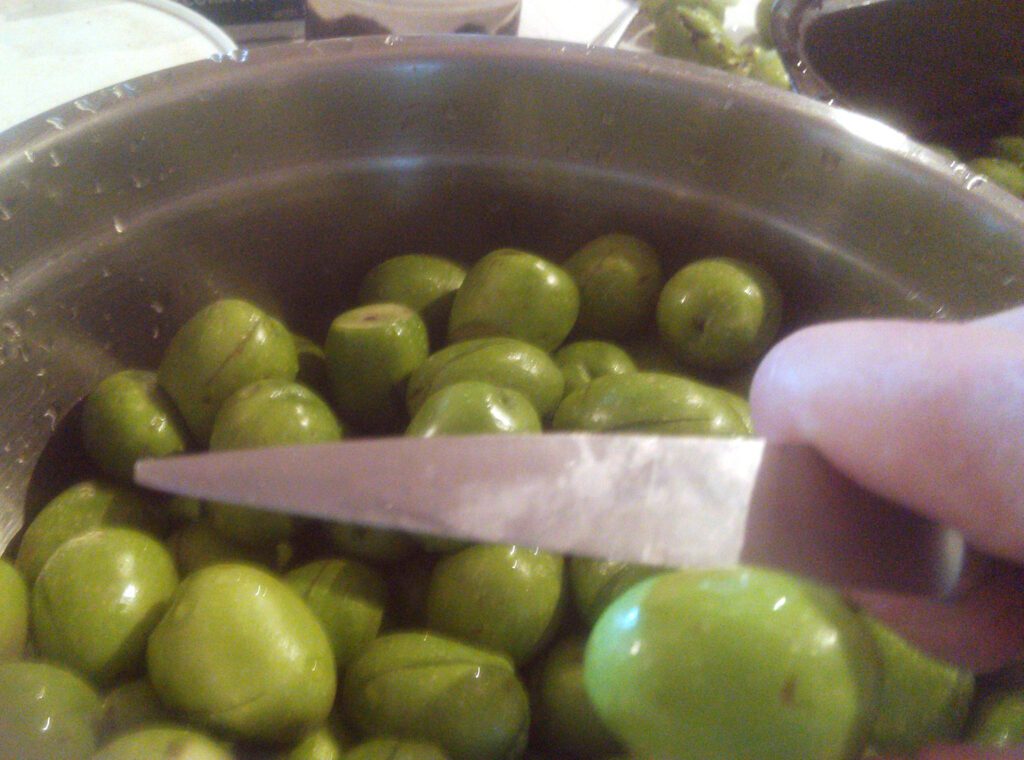 Slicing olives